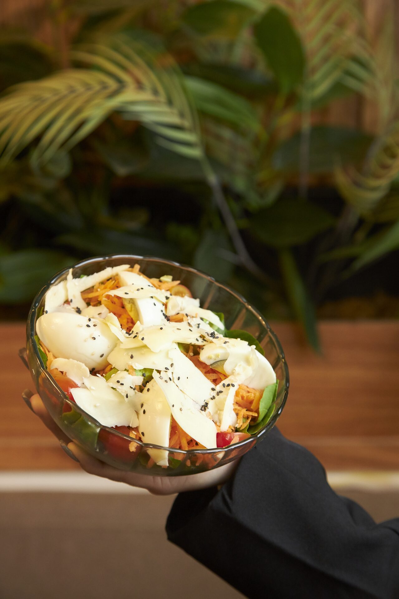 Ensalada Capuccina con lechuga, queso sardo y huevo mollet